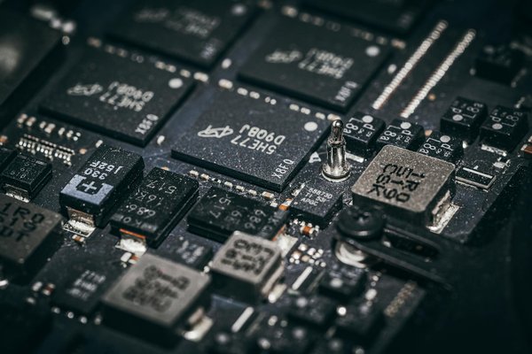 Quels sont les avantages de l'utilisation des technologies de edge computing dans les environnements industriels ?